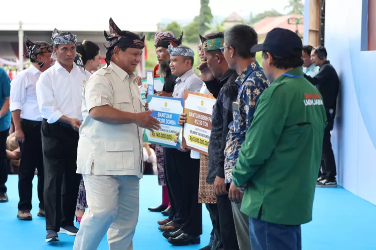 Sebanyak 60.000 petani dan peternak di Sumedang, Jawa Barat, ikut berpartisipasi dalam acara yang dihadiri oleh Menteri Pertahanan (Menhan) Prabowo Subianto dan Menteri Pertanian (Mentan) Andi Amran Sulaiman, Selasa (30/1/2024).
