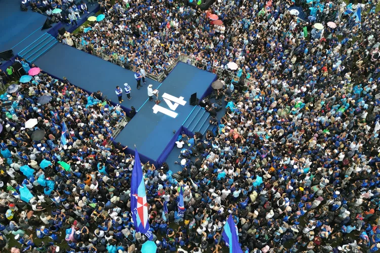 Juru kampanye TKN Prabowo-Gibran, Khofifah Indar Parawansa mengajak puluhan ribu warga Malang untuk datang dan menggunakan hak pilihnya pada pemungutan suara 14 Februari mendatang.