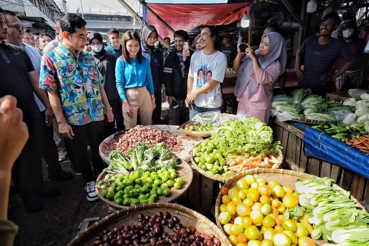 Cawapres nomor urut 02 Gibran Rakabuming Raka mengunjungi Pasar Kemiri Muka di Depok, Jumat (2/1/2024).