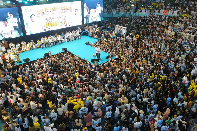 Prabowo memberikan kuis kepada ribuan warga di acara &lsquo;Silaturahmi Relawan Prabowo-Gibran se-Sulsel, di Makassar, Sulsel, Jumat (2/2/2024).
