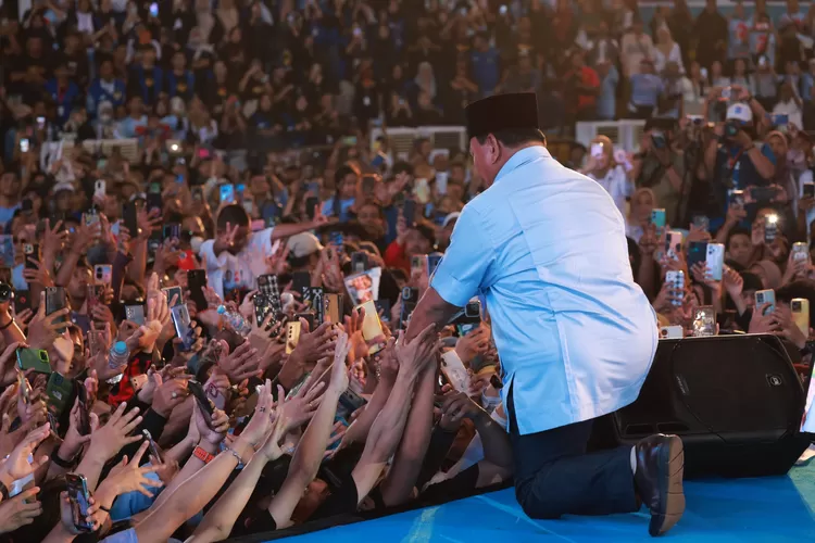 Prabowo di hadapan 50 ribu masyarakat Sulawesi Selatan yang menghadiri acara &ldquo;Silaturahmi Relawan Prabowo-Gibran se-Sulawesi Selatan&rdquo; di GOR Sudiang, Makassar, hari ini, Jumat (2/2/2024), berjanji akan memperbaiki gaji guru.