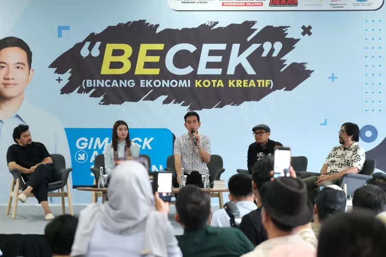 Cawapres nomor urut 2 Gibran Rakabuming Raka bertemu dengan komunitas-komunitas anak muda kreatif di Tangerang Selatan pada Sabtu (3/2/2024). 
