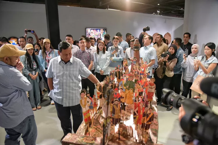 Capres dan cawapres nomor urut 2 Prabowo Subianto-Gibran Rakabuming Raka menghadiri Festival Negeri Elok di The Brickhall Fatmawati City Center, Jakarta Selatan. 