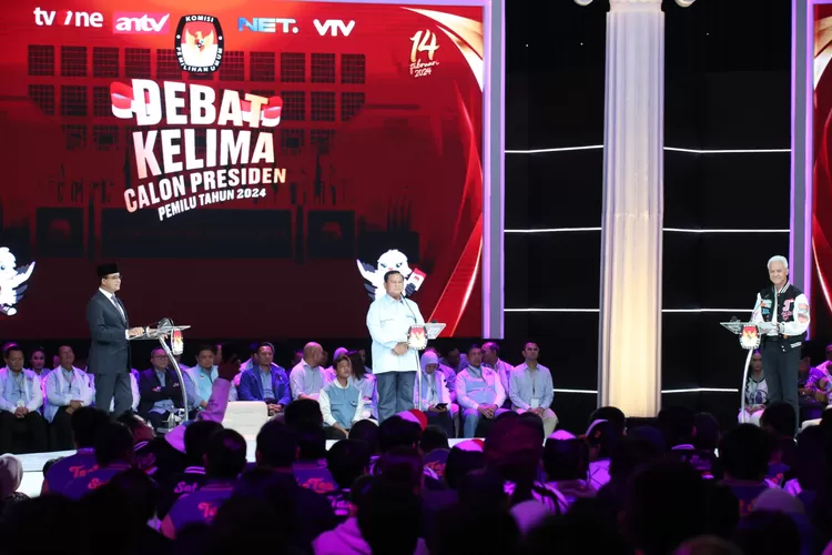 Prabowo Subianto memanfaatkan momen closing statement dalam debat capres terakhir untuk mengajak persatuan dan memohon maaf kepada paslon lainnya.
