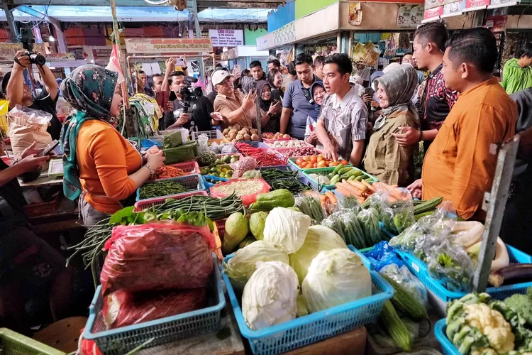 Calon Wakil Presiden nomor urut 2 Gibran Rakabuming Raka melakukan blusukan ke Pasar Cihapit, Kota Bandung, Jawa Barat, pada hari Jumat pagi (9/2/2024).