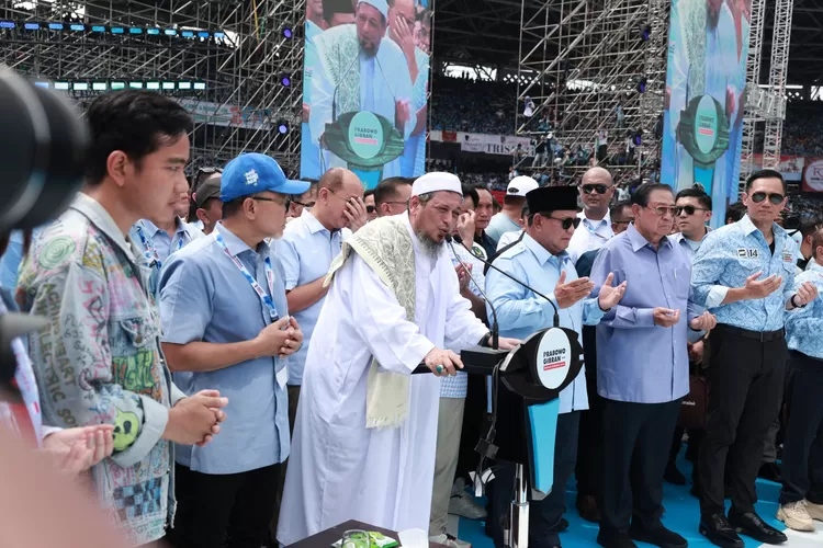 Habib Ali bin Abdurrahman Al-Habsyi pengasuh Majelis Taklim Al-Habsyi Kwitang Jakarta, memimpin doa dalam kampanye akbar calon presiden dan wakil presiden nomor urut 02 Prabowo-Gibran di Gelora Bung Karno (GBK), Jakarta, Sabtu (10/2/2024).