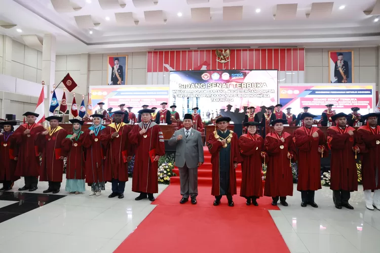 Menteri Pertahanan Prabowo Subianto mengungkapkan rasa bangganya bahwa Universitas Pertahanan (Unhan) RI, telah berhasil mencetak sejarah dengan meluluskan sarjana kedokteran militer pertama di Indonesia.