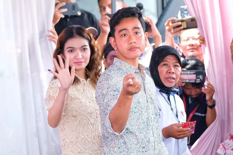 Calon Wakil Presiden Gibran Rakabuming Raka dan istrinya, Selvi Ananda, menggunakan hak pilihnya pada pemilu 2024 di Tempat Pemungutan Suara (TPS) 34, di Kelurahan Manahan, Kecamatan Banjarsari Kota Solo, pada Rabu 14 Februari 2024. 