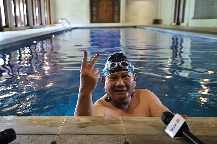 Calon Presiden nomor urut 2, Prabowo Subianto mengisi waktu dengan berenang usai melakukan pencoblosan di TPS 033 Bojong Koneng, Hambalang, Bogor, Jawa Barat, Rabu (14/2/2024) pagi.