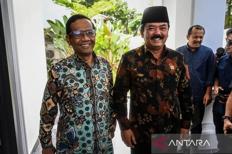 Prof Mahfud MD saat menerima kunjungan menkopolhukam Hadi Tjahjanto, Kamis (22/02/2024). 