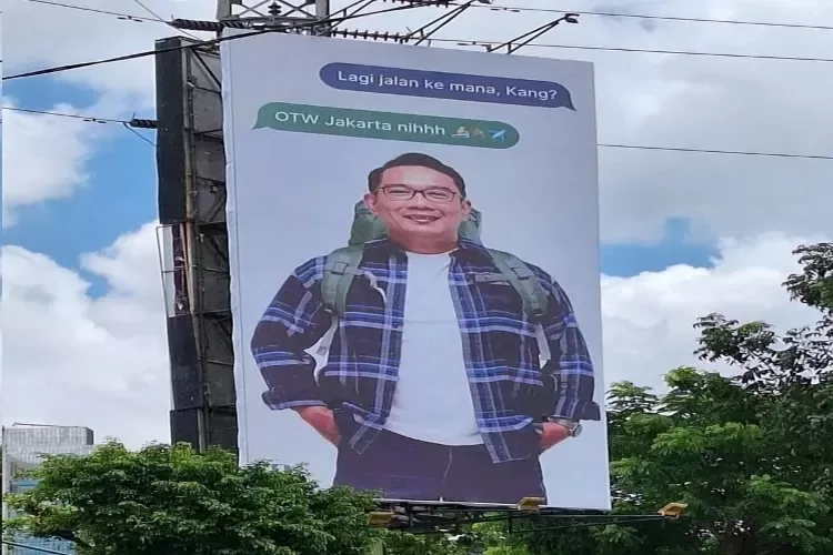 Baliho yang menampilkan gambar Ridwan Kamil, mantan Gubernur Jawa Barat, dengan tulisan "OTW Jakarta".