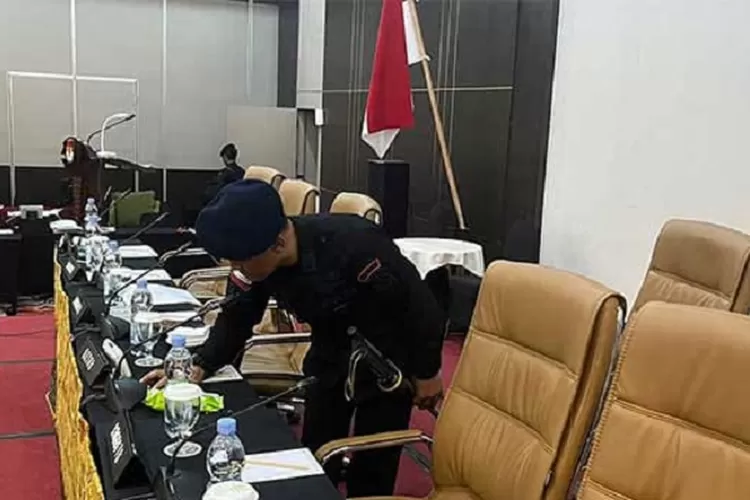 Tim Gegana sterilisasi ruang rapat KPU Papua untuk keamanan Pemilu 2024, memastikan proses demokrasi aman. (TribataNews / HukamaNews.com)
