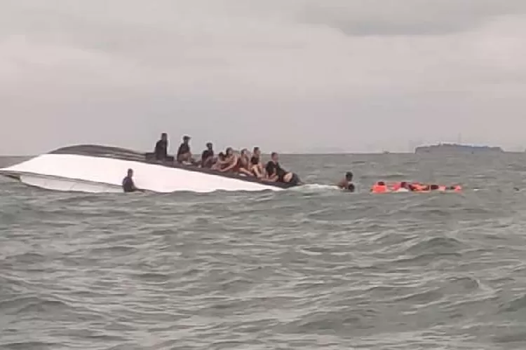 Tragedi KM Pari Kudus: Mengguncang perairan Kepulauan Seribu. Kronologi kecelakaan kapal, upaya penyelamatan, dan proses pencarian korban (KM Parikudus-TribataNews / HukamaNews.com)