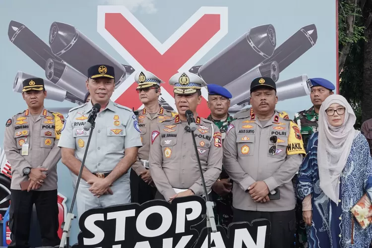 Korlantas Polri bersama pemerintah daerah mengantisipasi banjir saat mudik Lebaran 2024.  (Tribata News / HukamaNews.com)