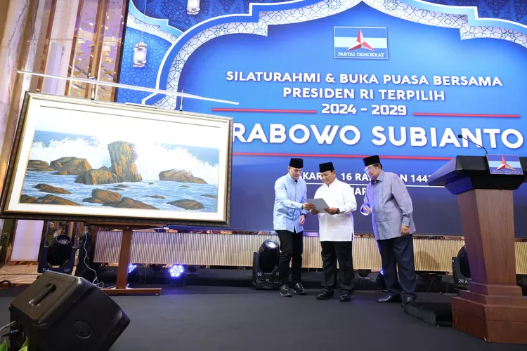 Presiden terpilih Prabowo Subianto saat menerima hadiah spesial berupa lukisan tangan dari Presiden ke-6 Susilo Bambang Yudhoyono (SBY) di acara buka puasa bersama yang digelar Partai Demokrat pada Rabu, 27 Maret 2024.
