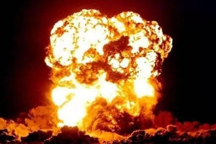 Kebakaran gudang amunisi TNI AD di Gunung Putri memicu evakuasi warga, upaya pemadaman masih berlangsung. (Tribata News / HukamaNews.com)