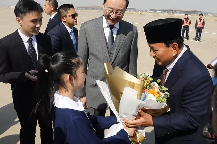 Kedatangan Prabowo disambut oleh Wakil Menteri Luar Negeri Sun Weidong, Duta Besar China di Jakarta Lu Kang dan Athan RI di Beijing Brigjen TNI (Mar) Benny Poltak.