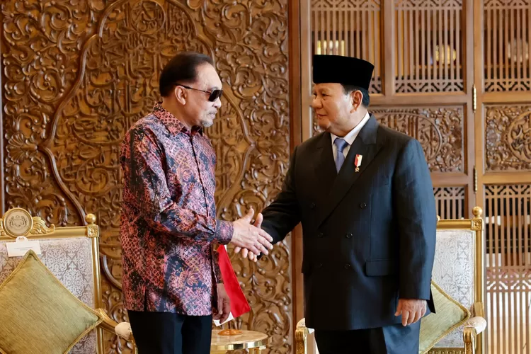 Menteri Pertahanan RI Prabowo Subianto melakukan kunjungan kehormatan kepada Perdana Menteri Malaysia YM Dato&rsquo; Seri Anwar Ibrahim, di Kantor PM Malaysia, Gedung Perdana Putra, Putrajaya, Kamis (4/4/2024). 