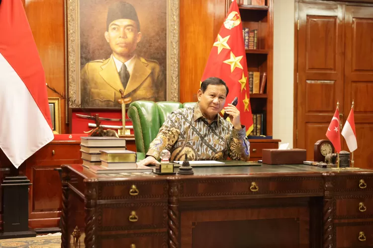 Presiden terpilih 2024 Prabowo Subianto saat menerima sambungan telepon dari Presiden Turki Recep Tayyip Erdogan pada Senin (8/4/2024).