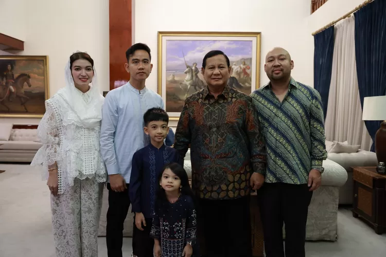 Halal Bihalal hangat Prabowo Subianto dan Gibran Rakabuming Raka serta kerabat di Kertanegara. Suasana syukuran dan kebersamaan terjalin. (Dok Promedia / HukamaNews.com)