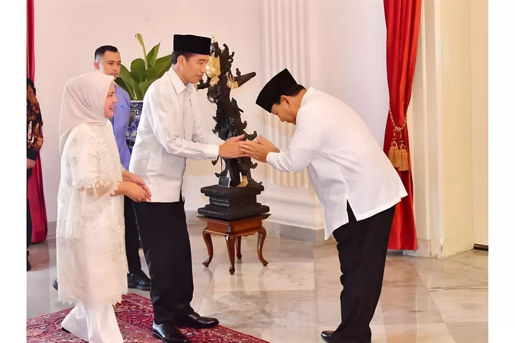 Menteri Pertahanan RI yang juga presiden terpilih 2024-2029 Prabowo Subianto, bersantap sarapan bersama Presiden Jokowi di hari kedua perayaan Idulfitri 1445 Hijriah, Kamis, (11/4/2024).
