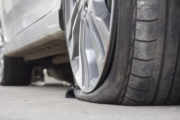 Ilustrasi. Insiden pecah ban di jalan tol sangat berbahaya. Ikuti tips ini untuk mencegahnya.  