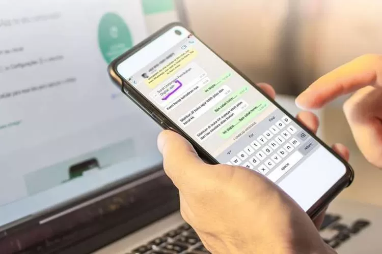 Ilustrasi. Modus penipuan dengan mengirimkan file APK melalui pesan WhatsApp makin marak.   