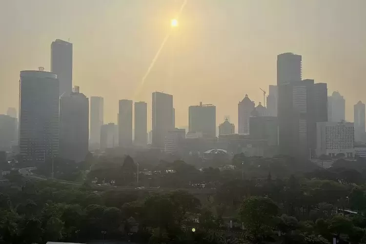 Jakarta kini masuk 5 kota dengan udara terburuk dunia. Simak dampaknya dan upaya perbaikan (Beritasatu-TribataNews / HukamaNews.com)