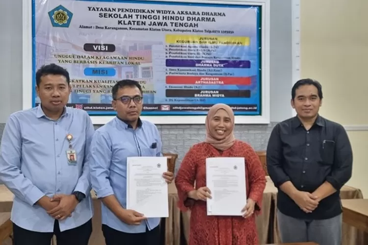 Hening Parlan, Koordinator GreenFaith Indonesia dalam acara penandatanganan Kesepakatan Bersama (MoU) antara GreenFaith Indonesia dan Sekolah tinggi Hindu Dharma di Klaten, Jawa Tengah, 16 April 2024.