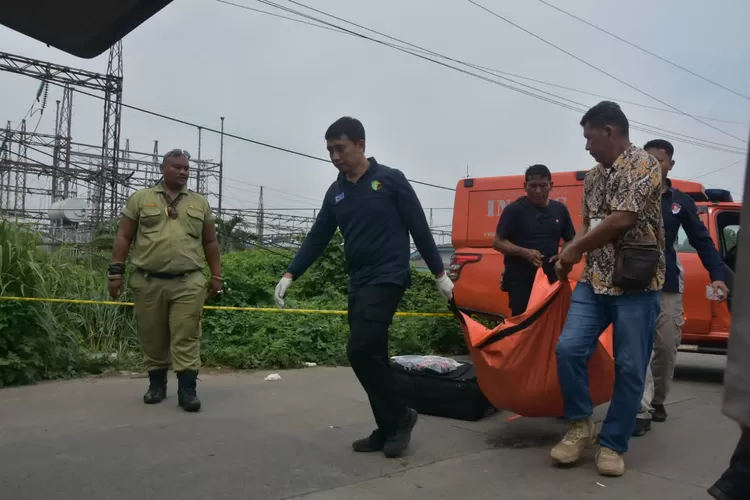 Penemuan mayat wanita dalam koper hitam di pinggir jalan Cikarang  telah terungkap identitasnya (Disway.id / HukamaNews.com)