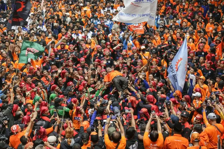 Polri bersiap mengamankan May Day 2024. Buruh siap geruduk Istana Negara dengan tuntutan penting: cabut UU Cipta Kerja dan tolak outsourcing. (Tangkapan Youtube Kompas TV / HukamaNews.com)
