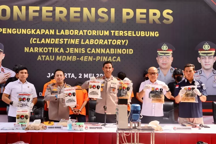Wakil Kepala Polda Metro Jaya Brigadir Jenderal Suyudi Ario Seto di hadapan wartawan dalam keterangan pers  pengungkapan Laboratorium terselubung Narkotika Jenis Cannabinoid atau MDMD - 4EN - PINACA di Polda Metro Jaya, Kamis (2/5/2024).
