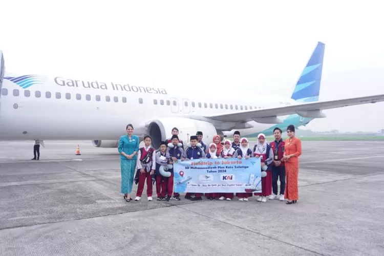 Rombongan anak SD carter pesawat Garuda  dari SD Muhammadiyah Plus Salatiga viral di dunia maya.