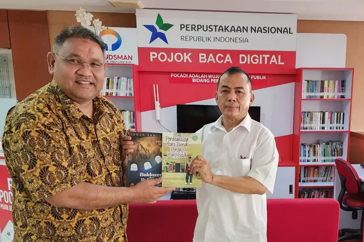 Teguh Santosa saat memberikan dua buku karya terbarunya yang mencetak Rekor Muri di kantor PWI, Jumat (17/5/2024).