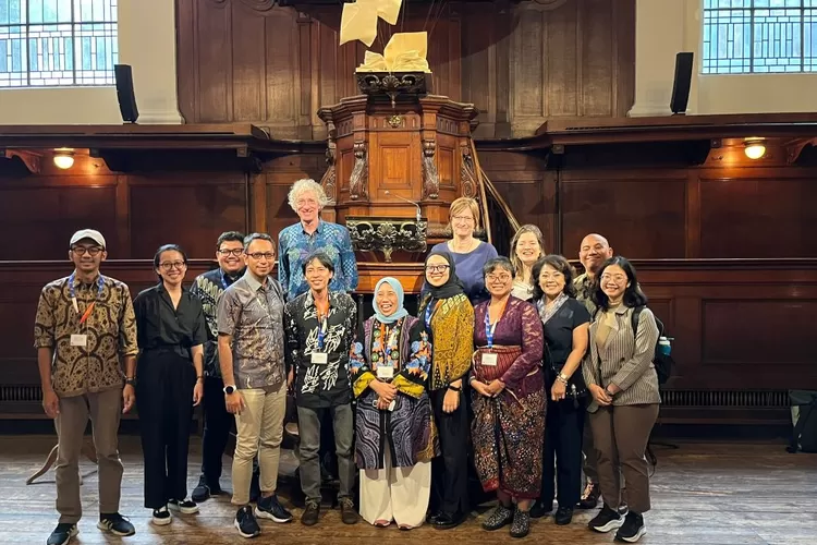 Perwakilan Eco Bhinneka MUhammadiyah bersama Peserta IIP 2024 saat mengunjungi Gereja Mennonite, Belanda
