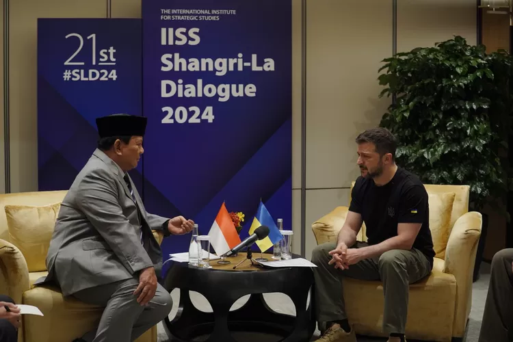 Presiden terpilih periode 2024-2029 dan Menteri Pertahanan Indonesia, Prabowo Subianto, menerima ucapan selamat atas kemenangannya dalam Pemilu secara langsung dari Presiden Ukraina  Volodymyr Zelenskyy.