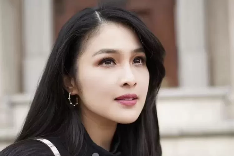 Sandra Dewi, aktris terkenal, kini dalam sorotan. Ikuti fakta terbaru kasus suaminya dan jejak karier gemilangnya yang menggetarkan! (Instagram @sandradewi88 / HukamaNews.com)