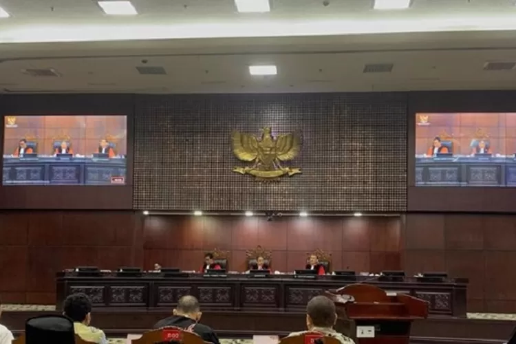 Keputusan MK menolak gugatan PDIP terhadap PAN di Dapil Kalsel II mengundang pertanyaan penting tentang proses pemilu dan dampaknya. (Dok. MK / HukamaNews.com)
