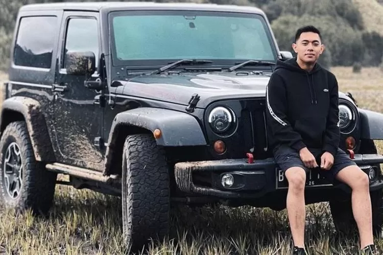 Mario Dandy dan Mobil Jeep Rubicon miliknya. Kejaksaan Negeri Jaksel berhasil melelang mobil Rubicon  milik Mario Dandy dengan harga Rp 725 juta.
