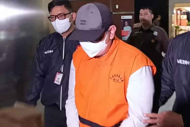 KPK tetapkan Yofi Oktarisza sebagai tersangka korupsi DJKA Kemenhub, terlibat dalam proyek kereta api penting di Jawa Tengah. (Tangkapan Layar Youtube / HukamaNews.com)