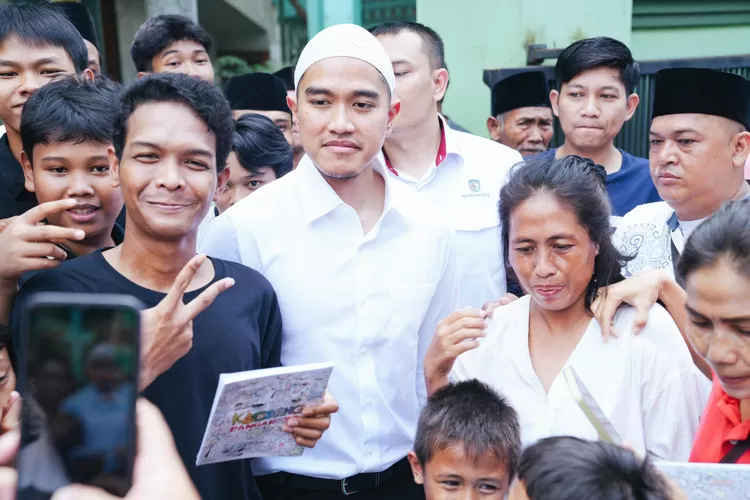 Kaesang bagi bagi buku di kawasan Cempaka Putih usai salat Jumat (14/6/2024)pekan lalu. Pemanasan untuk PIlkada DKI?