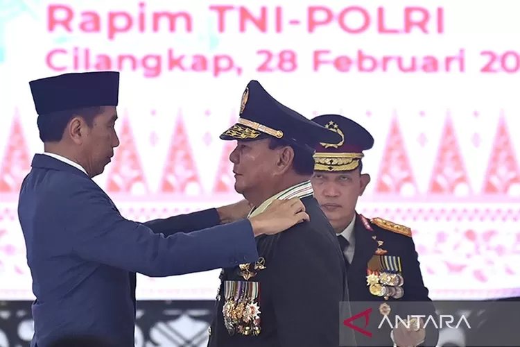 Presiden Jokowi  menyematkan pangkat Jenderal TNI Kehormatan kepada Menteri Pertahanan Prabowo Subianto disaksikan Kapolri Jenderal Pol Listyo Sigit Prabowo dalam Rapat Pimpinan TNI dan Polri Tahun 2024 di Mabes TNI, Cilangkap, Jakarta Timur, Rabu (28/2/2024). 