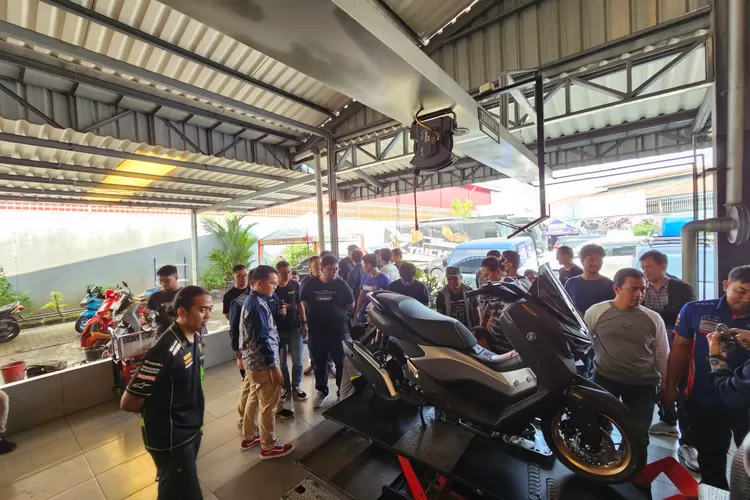 Media Workshop yang berlangsung pada Jumat (21/6) di Dealer Yamaha Mekar Motor, Cibinong, Jawa Barat, membedah 'jeroan' mesin NMAX Turbo.
