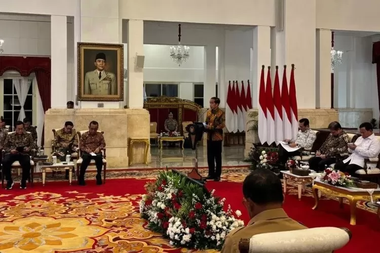 "Presiden Jokowi bangga Indonesia melampaui Inggris dan Jepang dalam daya saing global 2024, meski tantangan ekonomi dan kesehatan masih dihadapi." (Setneg / HukamaNews.com)