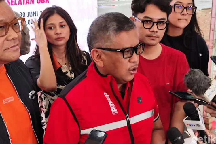 PDIP prioritaskan kader, PKS usung Anies-Shohibul. Persaingan sengit dan strategi politik menuju Pilkada Jakarta 2024!