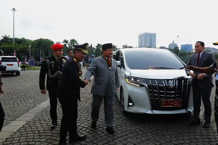 "Prabowo hadir di Hari Bhayangkara ke-78 usai operasi kaki. Saksikan momen serunya di Monas dengan pejabat lainnya! (HUmas Menhan / HukamaNews.com)