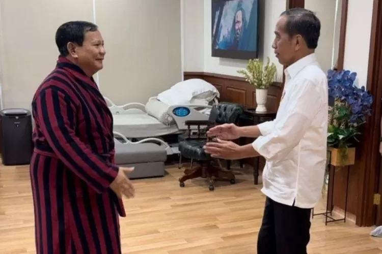 Presiden Jokowi menjenguk Menhan Prapowo Subianto usai menjalani operasi.