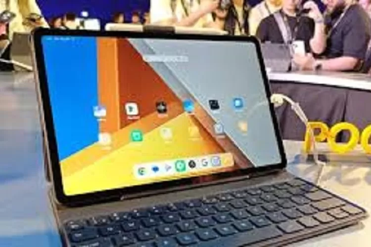 "Tablet pertama Poco di Indonesia, Poco Pad, resmi diluncurkan dengan layar 12,1 inci, chipset Snapdragon 7s Gen 2, dan baterai 10.000 mAh." (Poco / HukamaNews.com)