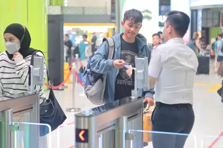 Situasi kepadatan penumpang selama libur panjang di beberapa stasiun kota di Jakarta, Jumat (5/7) 