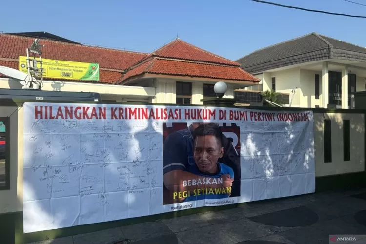 Spanduk dukungan terhadap Pedi Setiawan terbentang di pagar pengadilan Negeri Bandung, Jawa Barat, pada 1 Juli 2024. Hari ini, Hakim PN Bandung mengabulkan gugatan Praperadilan Pegi Setiawan dalam kasus pembunuhan Vina dan Eky yang terjadi pada tahun 2016.